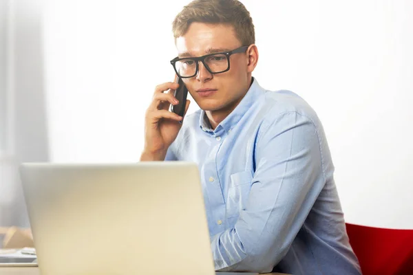 Kontorsmanen talar via telefon närbild — Stockfoto