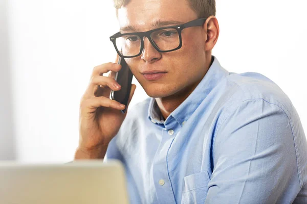 Hombre de oficina hablando por teléfono de cerca —  Fotos de Stock