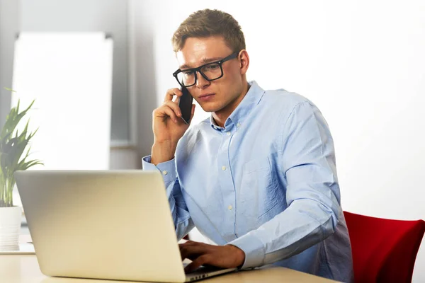 Kontorsmanen talar via telefon närbild — Stockfoto