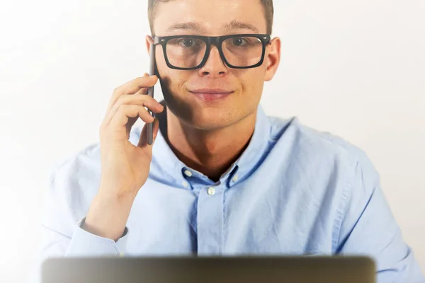 Biuro Człowiek Rozmawia Przez Telefon — Zdjęcie stockowe