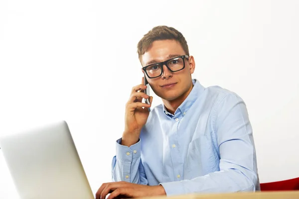 Hombre de oficina hablando por teléfono de cerca —  Fotos de Stock