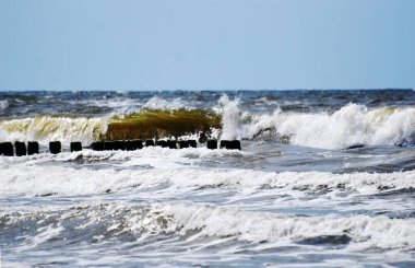 Yaklaşan bir sahil fırtına