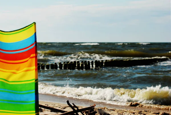 Skärmen på stranden — Stockfoto