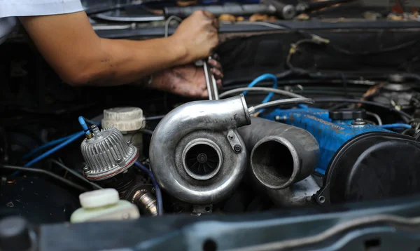 Încărcător turbo pe motorul mașinii — Fotografie, imagine de stoc
