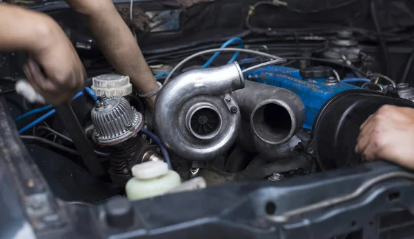 Turbo lader op auto-motor — Stockfoto