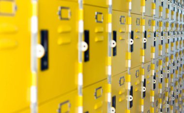 Güvenlik, güvenlik ve depolama kavramı - okul ya da spor salonu meta sarı