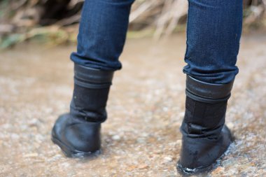 Adam açık nehir kavramı yaşam tarzı seyahat ile yürüyüş.