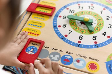 Küçük çocuk saati oyuncak Montessori, zamanla öğrenme.