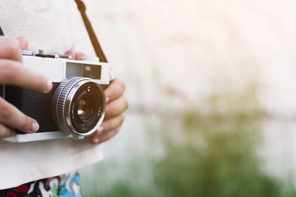 Klein kind holding camera en nemen foto. — Stockfoto