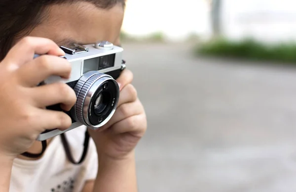 Małe dziecko trzymając aparat i biorąc zdjęcie. — Zdjęcie stockowe