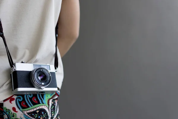 Klein kind holding camera en nemen foto. — Stockfoto