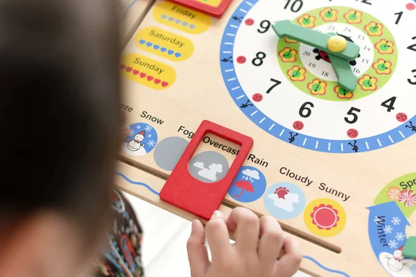 Malé dítě učení času se hodiny hračkou Montessori. — Stock fotografie