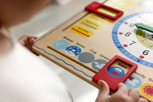 Küçük çocuk saati oyuncak Montessori, zamanla öğrenme. — Stok fotoğraf