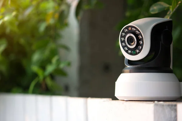 Telecamera di sicurezza CCTV che opera in casa . — Foto Stock