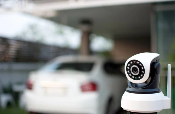 Telecamera di sicurezza CCTV che opera in casa . — Foto Stock