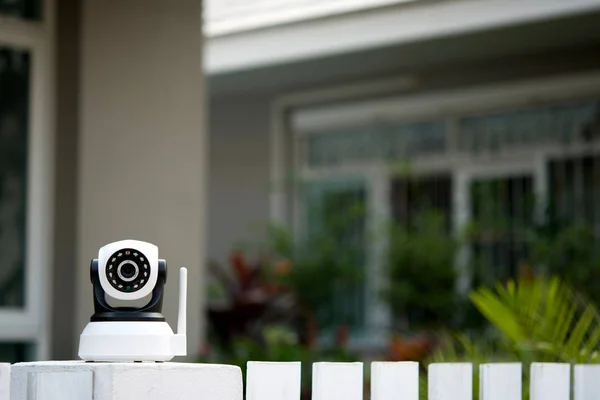 Câmera de segurança CCTV operando em casa . — Fotografia de Stock