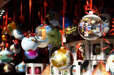 Noel ağacı süsle görünümünü