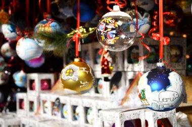 Noel ağacı süsle görünümünü