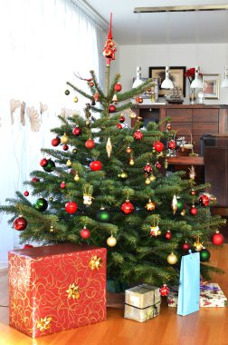 Noel ağacının altında hediye kutuları