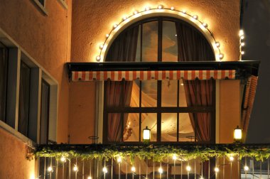 Noel ağacı süsle görünümünü