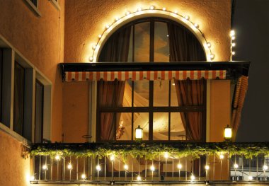 Noel ağacı süsle görünümünü