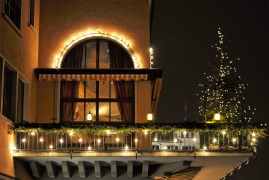 Noel ağacı süsle görünümünü