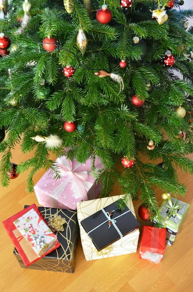 Κουτιά Δώρων Κάτω Από Χριστουγεννιάτικο Δέντρο — Φωτογραφία Αρχείου