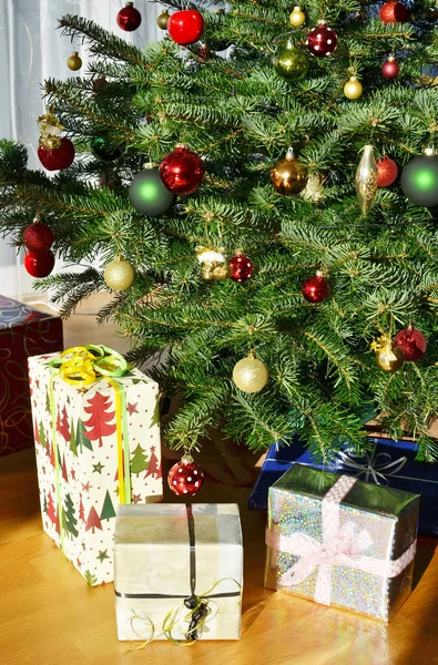 Cajas Regalo Bajo Árbol Navidad — Foto de Stock