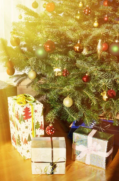 Κουτιά Δώρων Κάτω Από Χριστουγεννιάτικο Δέντρο — Φωτογραφία Αρχείου