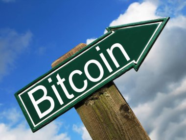 Bitcoin ok bulutlu gökyüzü karşı