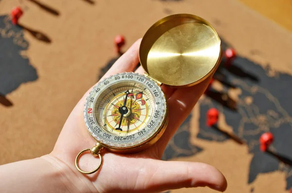 Kompass Der Hand Gegen Kartenpinnwand — Stockfoto