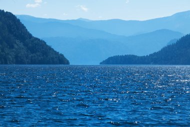 Lake Teletskoy. Altai.The mavi yüzey Altay Dağları arka planda Teletskoye Gölü.