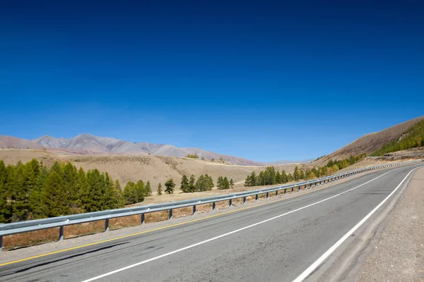 Der Weg Die Berge — Stockfoto