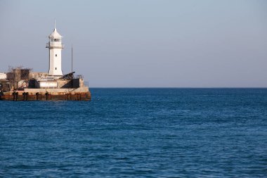 Deniz feneri mavi denize karşı.