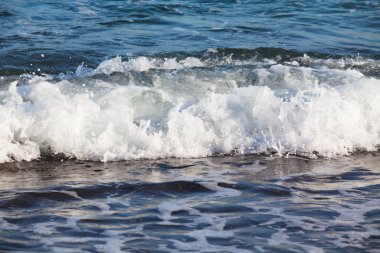 Deniz. Kıyıya doğru dalga.