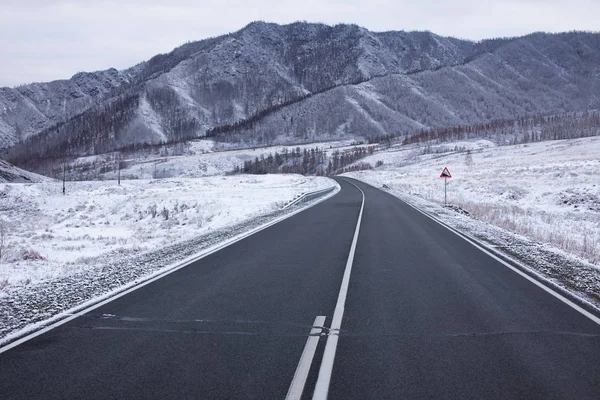 鬱蒼とした霧に覆われた山々へと続く絵のような山道 — ストック写真