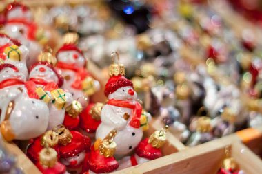 Renkli oyuncaklar Noel süslemeleri ve Noel ağacı için. Satılık Noel oyuncaklar tatil için.