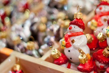 Renkli oyuncaklar Noel süslemeleri ve Noel ağacı için. Satılık Noel oyuncaklar tatil için.