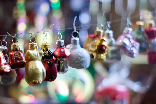 Färgade leksaker för juldekorationer och julgranen. Försäljning av jul leksaker för semestern. — Stockfoto