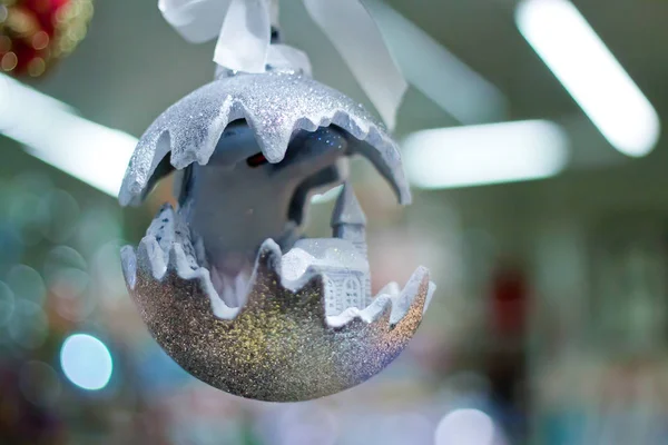 クリスマス ツリーのクリスマスの装飾の色のおもちゃ。休日の販売のクリスマスのおもちゃ. — ストック写真