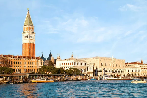 Вид на венецианскую набережную — стоковое фото