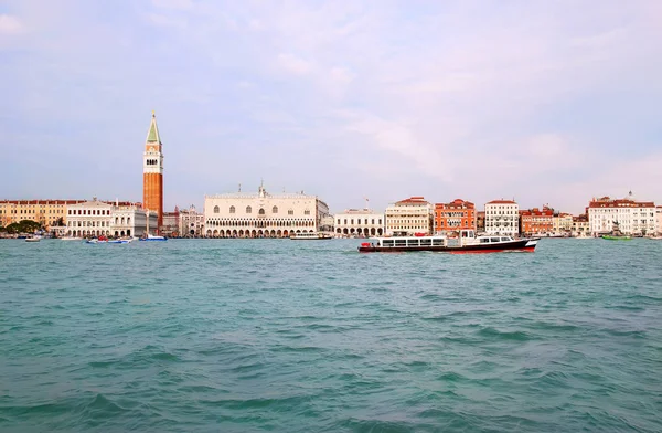 Чудесная венецианская набережная — стоковое фото