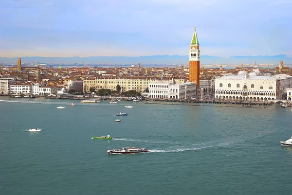 Вид с воздуха на венецианскую набережную — стоковое фото