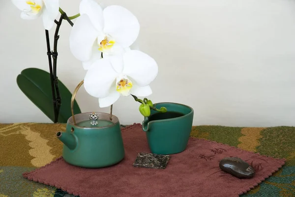 Zátiší Čajovým Nádobím Bílou Orchidejí — Stock fotografie