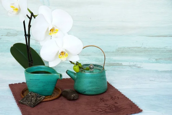 Zátiší Konvicí Kouskem Puer Čaje Bílou Orchidejí Květiny Abstraktním Pozadí — Stock fotografie