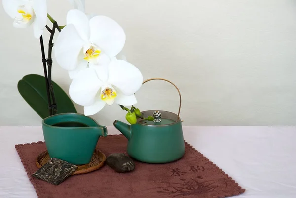 Stilleven Met Theepot Stuk Puurdere Thee Witte Orchidee Bloem — Stockfoto