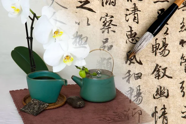 Натюрморт Чайником Шматок Чаю Білої Квітки Орхідеї Абстрактному Китайському Фоні — стокове фото