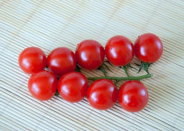 Rama Tomates Rojos Cereza Servilleta Bambú —  Fotos de Stock