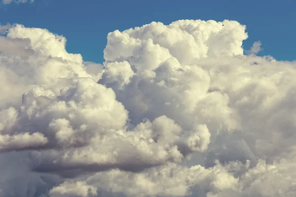 Foto del cielo con nubes cúmulos —  Fotos de Stock