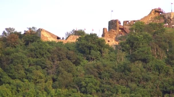 Vista para o castelo de Szigliget — Vídeo de Stock